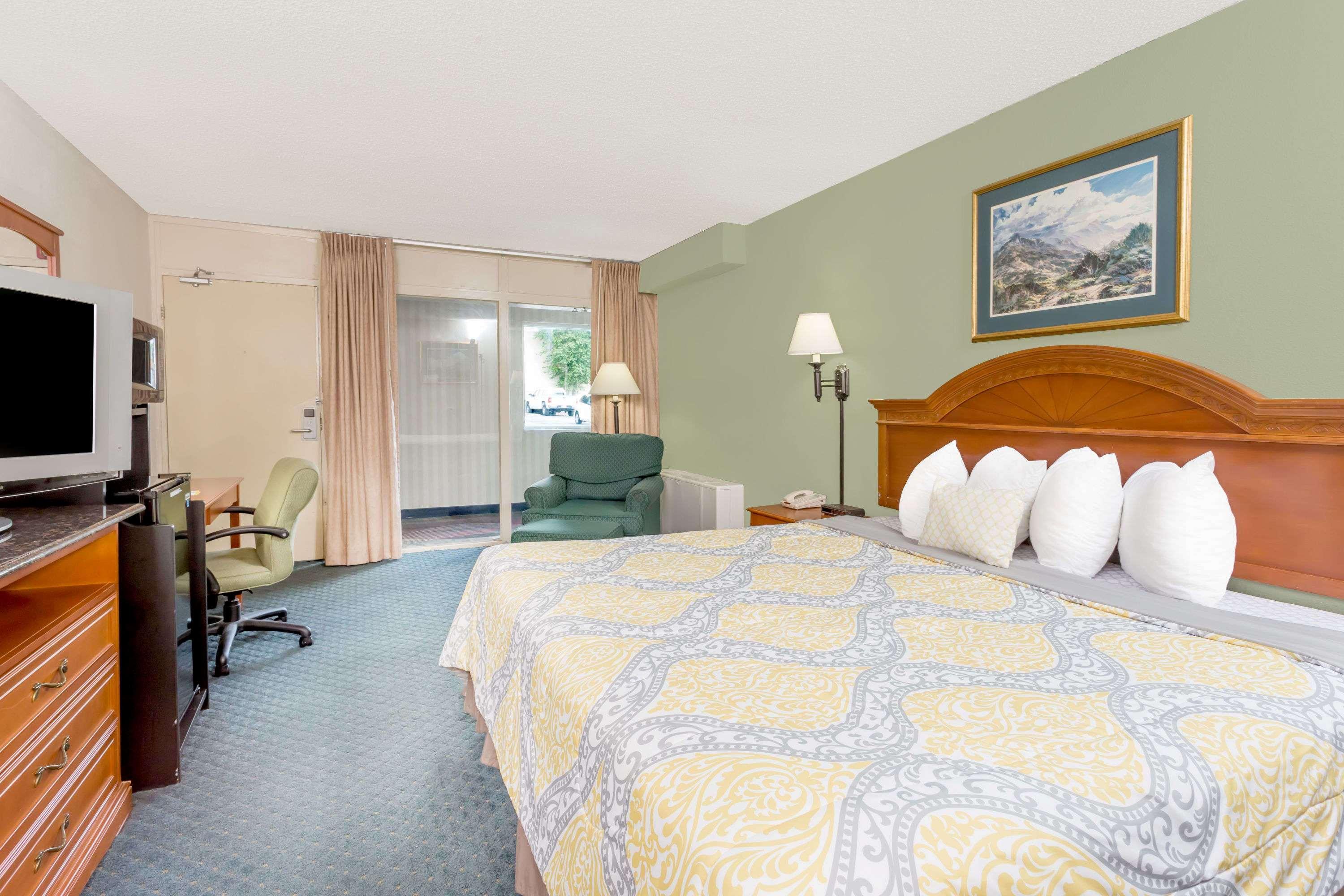 Days Inn By Wyndham Cedar Falls- University Plaza Exterior photo
