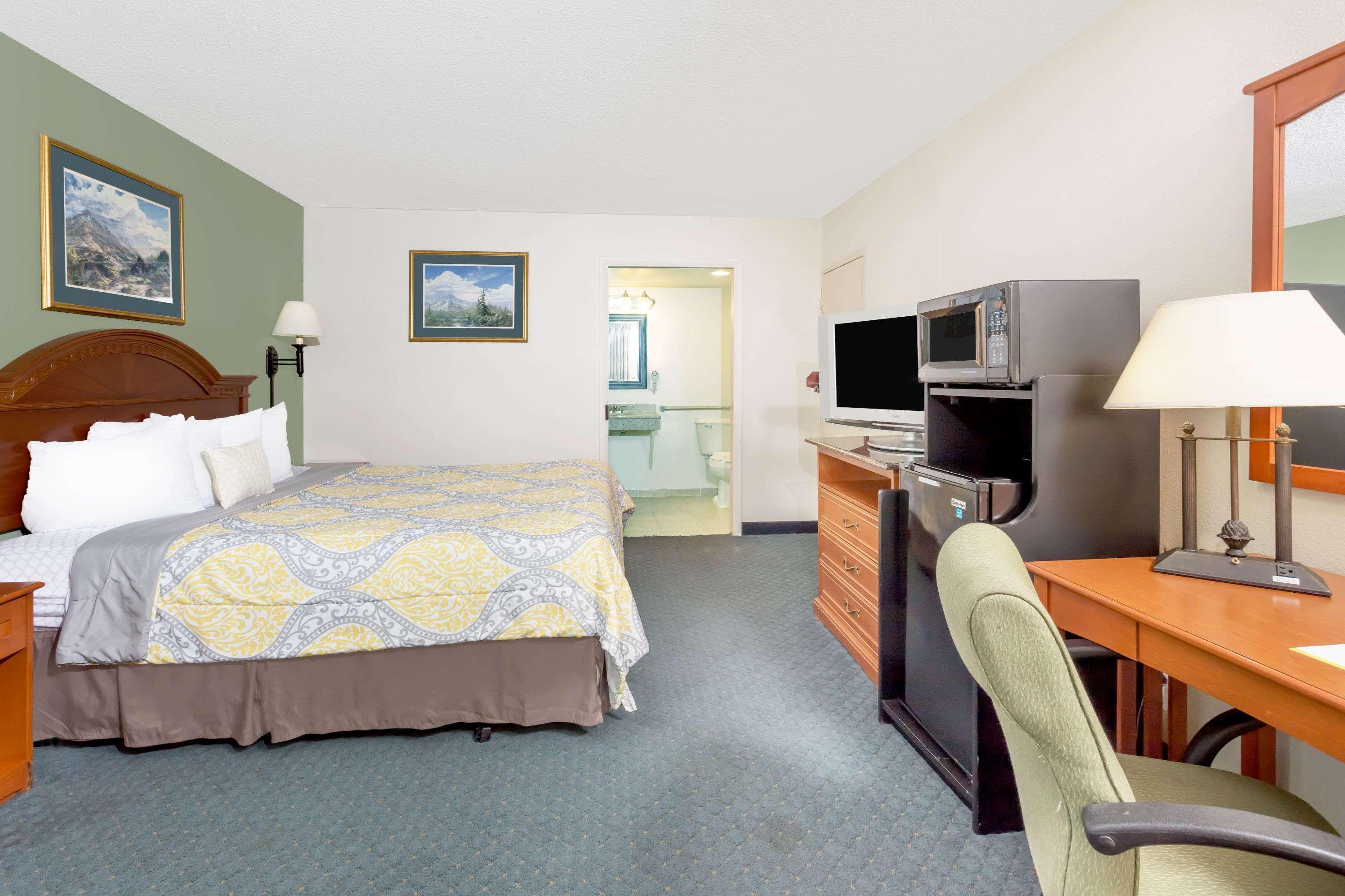 Days Inn By Wyndham Cedar Falls- University Plaza Exterior photo