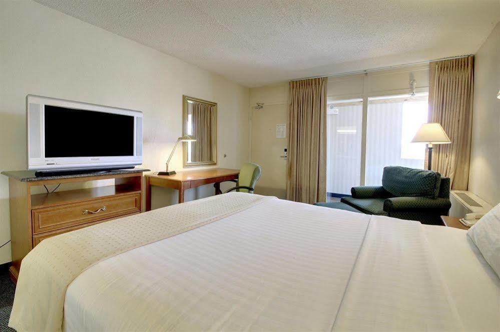 Days Inn By Wyndham Cedar Falls- University Plaza Exterior photo