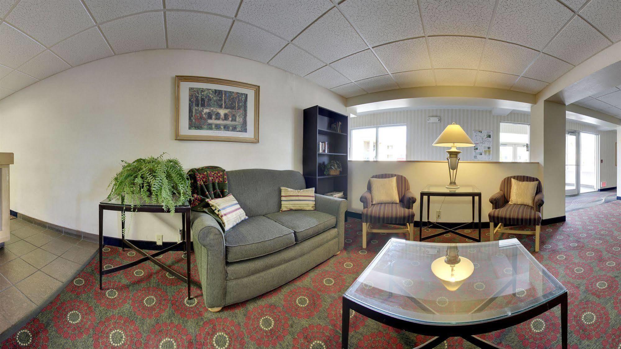 Days Inn By Wyndham Cedar Falls- University Plaza Exterior photo