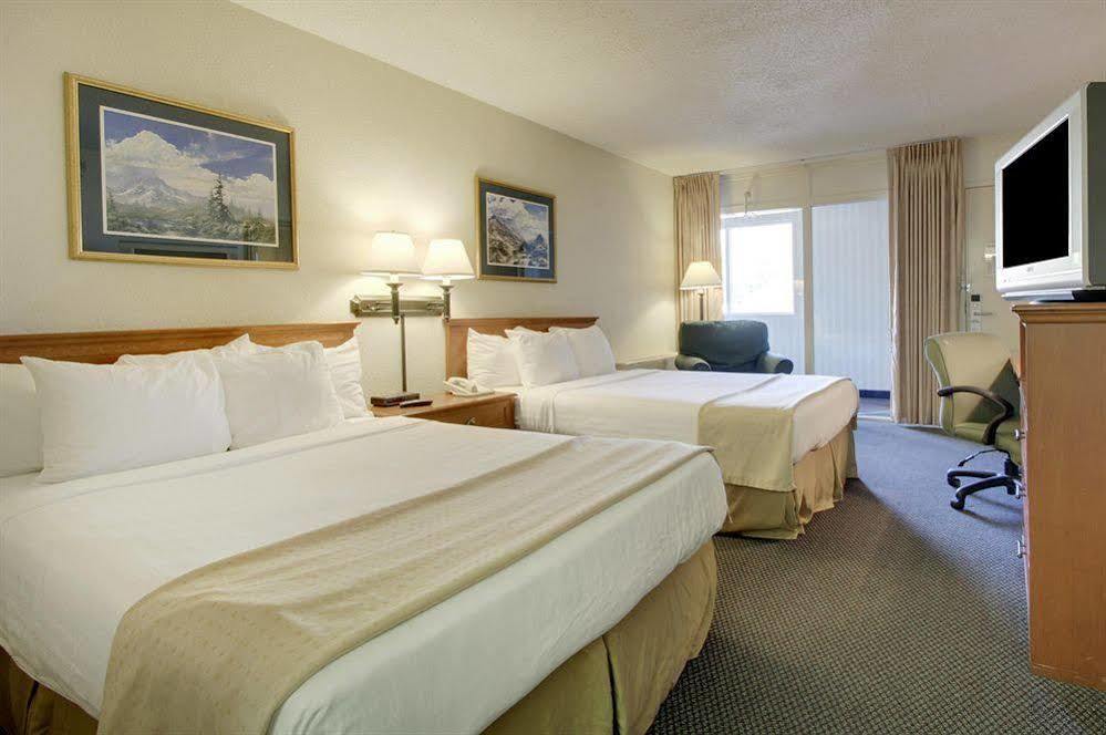 Days Inn By Wyndham Cedar Falls- University Plaza Exterior photo