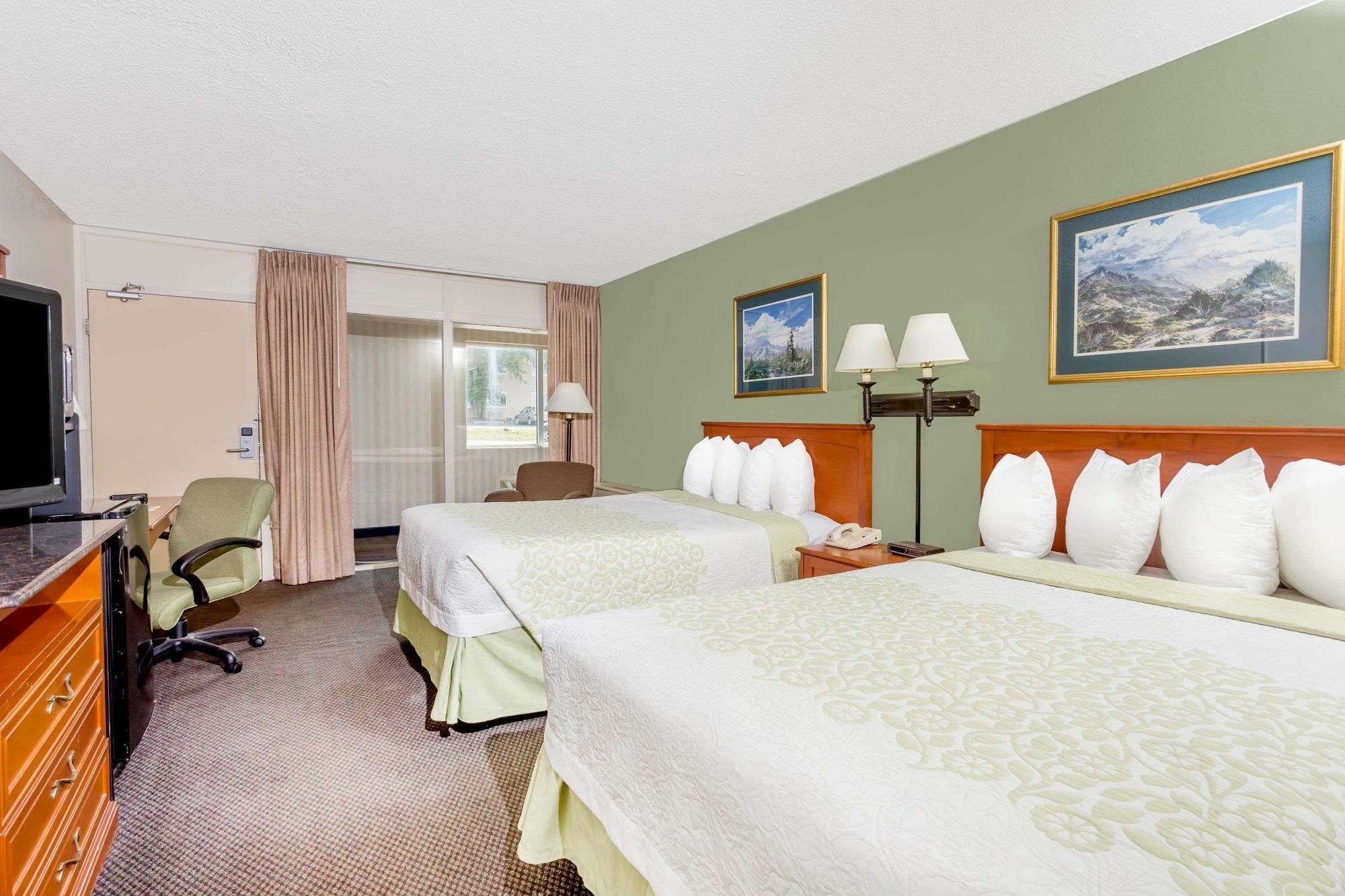 Days Inn By Wyndham Cedar Falls- University Plaza Exterior photo